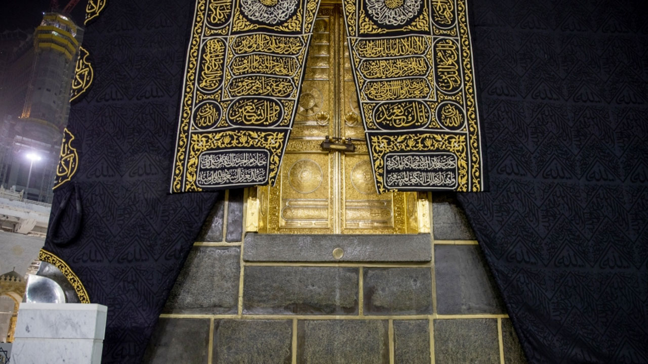 بالصور.. تنظيف وتلميع باب الكعبة وإطار الحجر الأسود بأساليب متطورة حديثة