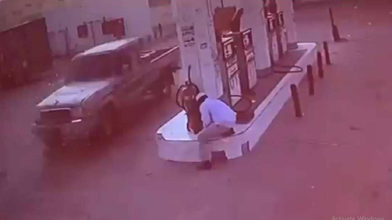 فيديو يوثق إطلاق قائد مركبة النار على عامل بمحطة وقود ويفر هاربًا