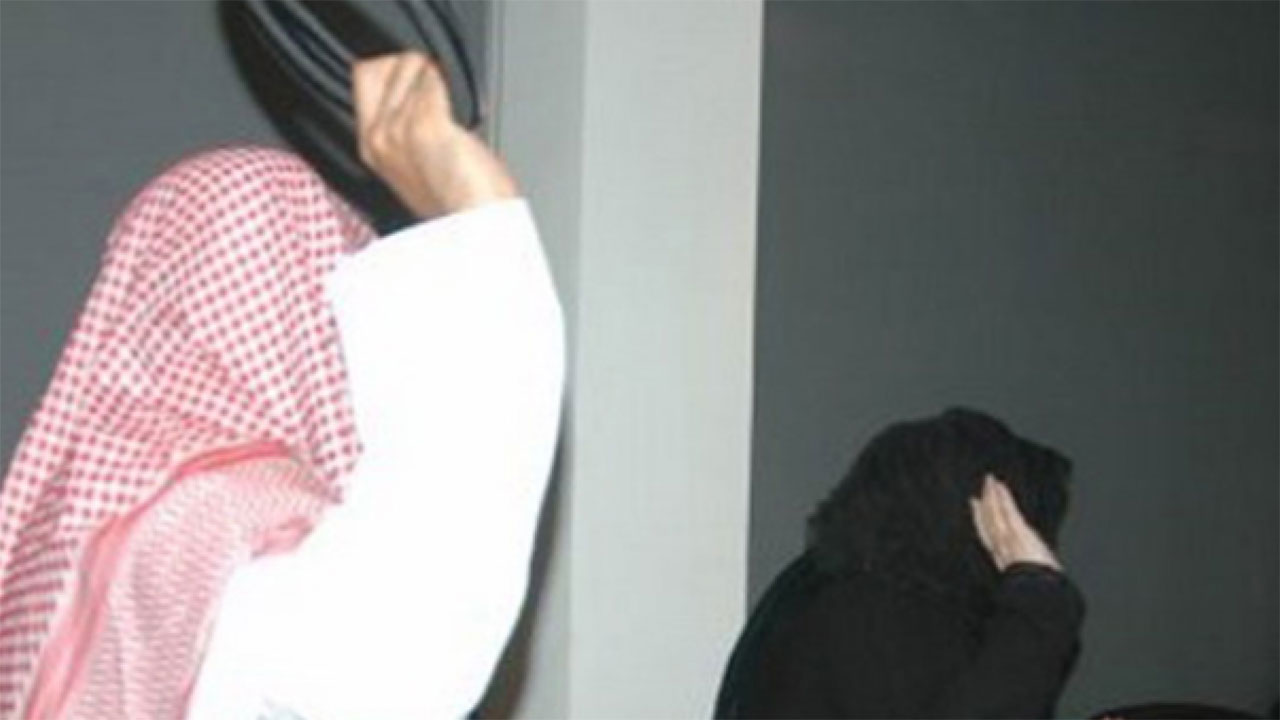 سيدة وأطفالها يتعرضون للإيذاء .. و«مركز البلاغات» يتدخل