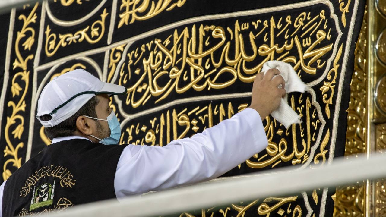 بالصور.. صيانة ثوب الكعبة المشرفة على مدار الـ24 ساعة