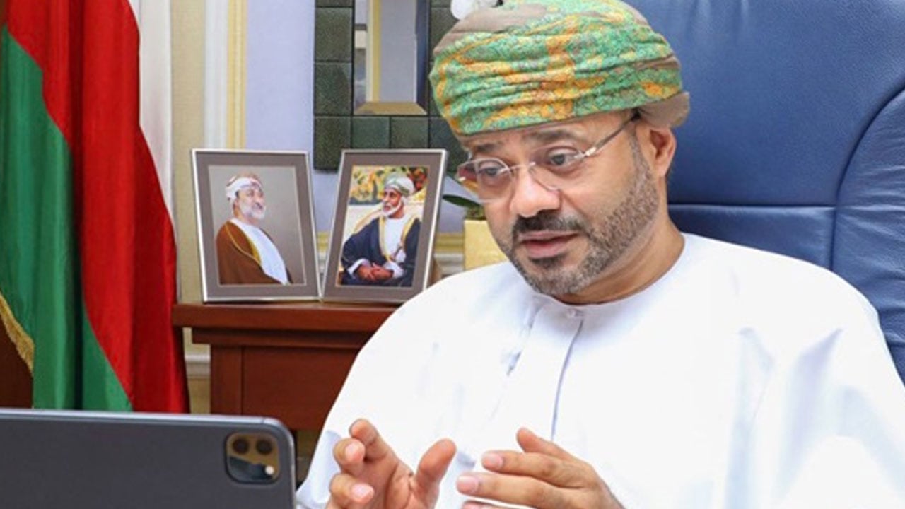 وزير خارجية عمان: نحن قاب قوسين من دفع العملية السياسية باليمن