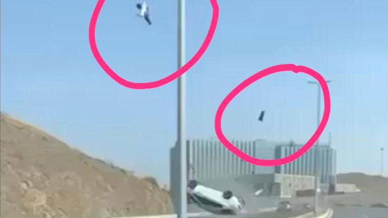 انقلاب مركبة وقائدها يطير في الهواء.. حادث مروّع ينهي حياة طالب بجدة