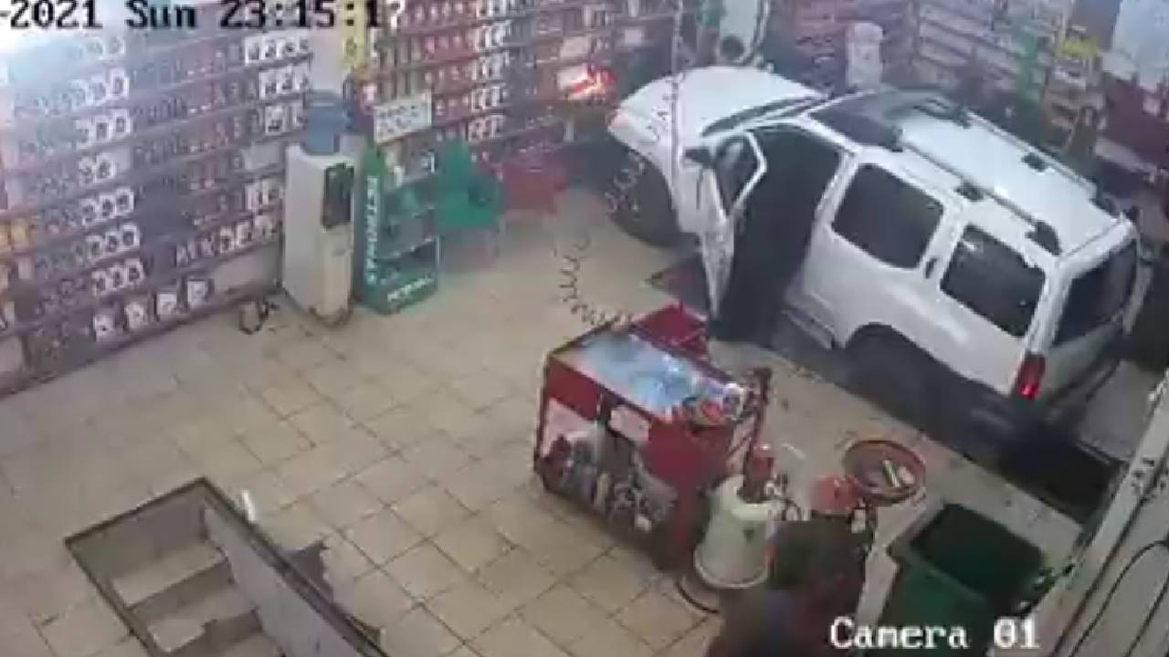 فيديو مروع.. امرأة تفقد السيطرة على سيارتها وتدهس عاملًا بأحد المحلات