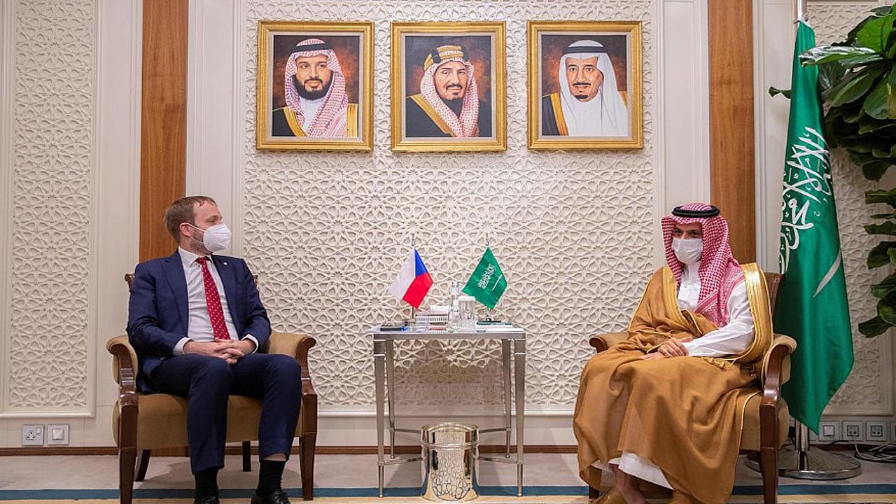 وزير الخارجية يستعرض مع نظيره التشيكي جهود المملكة للحفاظ على كوكب الأرض