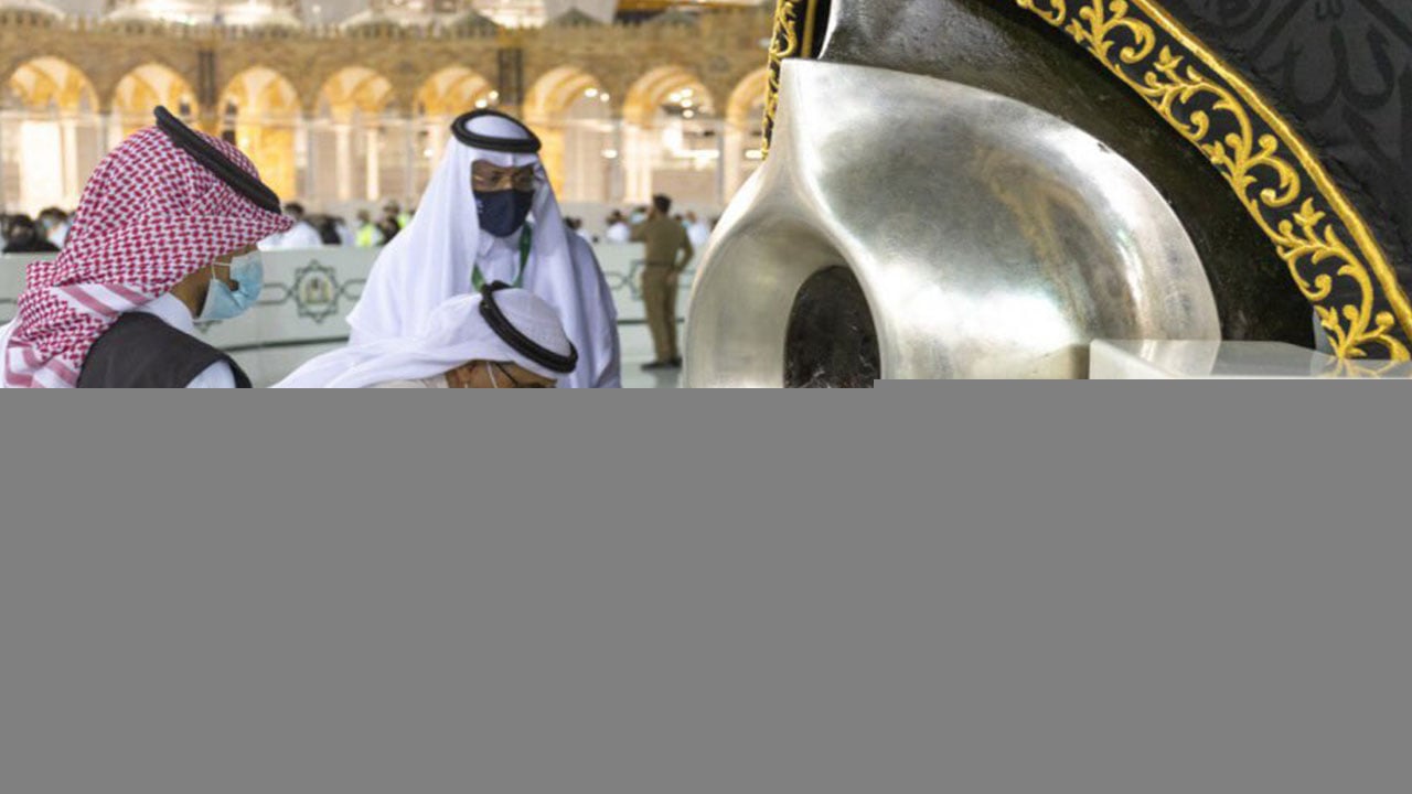 «شؤون الحرمين» تجري صيانة لإطار الحجر الأسود والركن اليماني