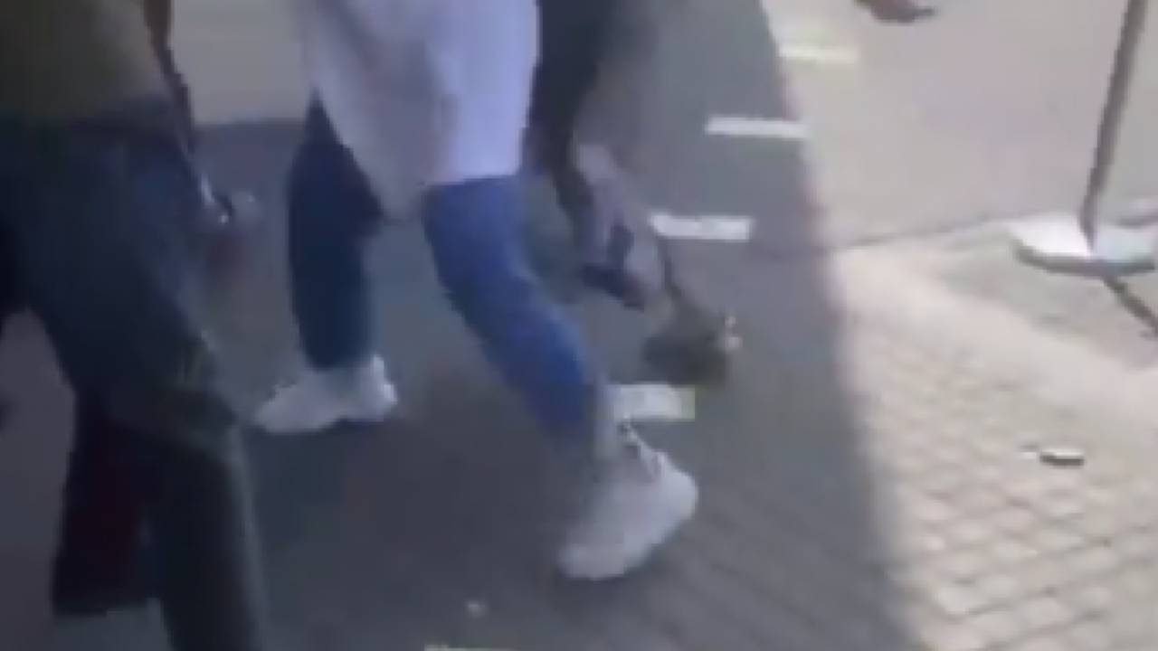 مقطع يوثق مشاجرة بين فتيات وشاب وحارس أمن يحاول فضها