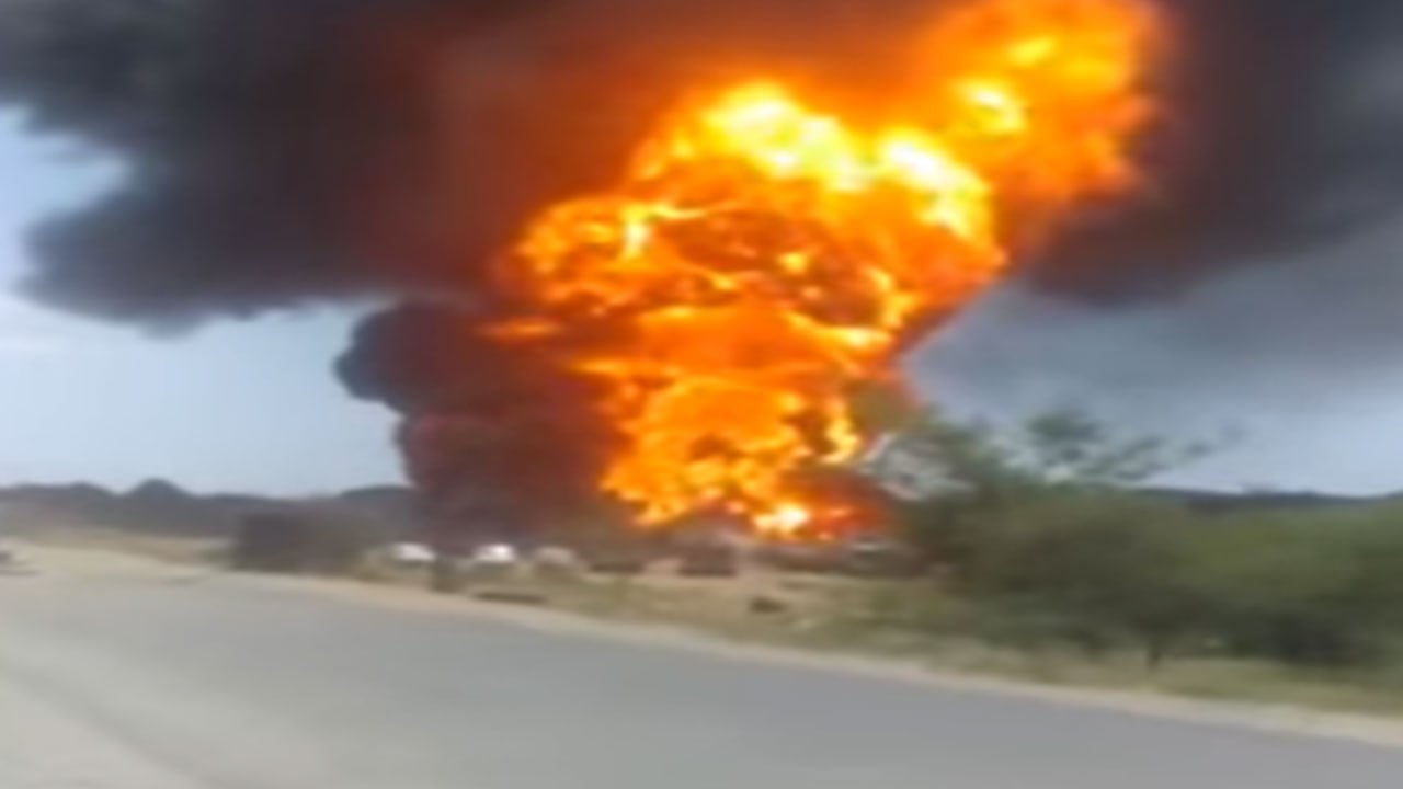 بالفيديو.. ميليشيات الحوثي تحرق 20 ناقلة وقود في البيضاء للتحكم بالسوق السوداء