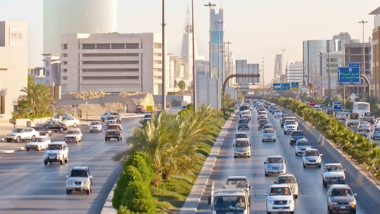 الحصيني عن طقس السبت: أجواء حارة نسبيًا نهارًا وأمطار ورياح بمناطق عدة