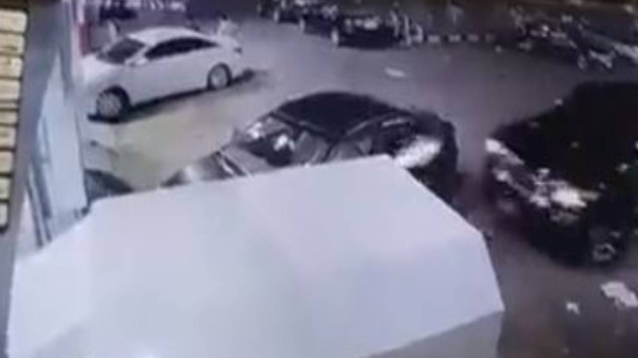بالفيديو.. عامل بمغسلة سيارات يتسبب بكارثة خلال محاولته تغيير مكان إحدى المركبات