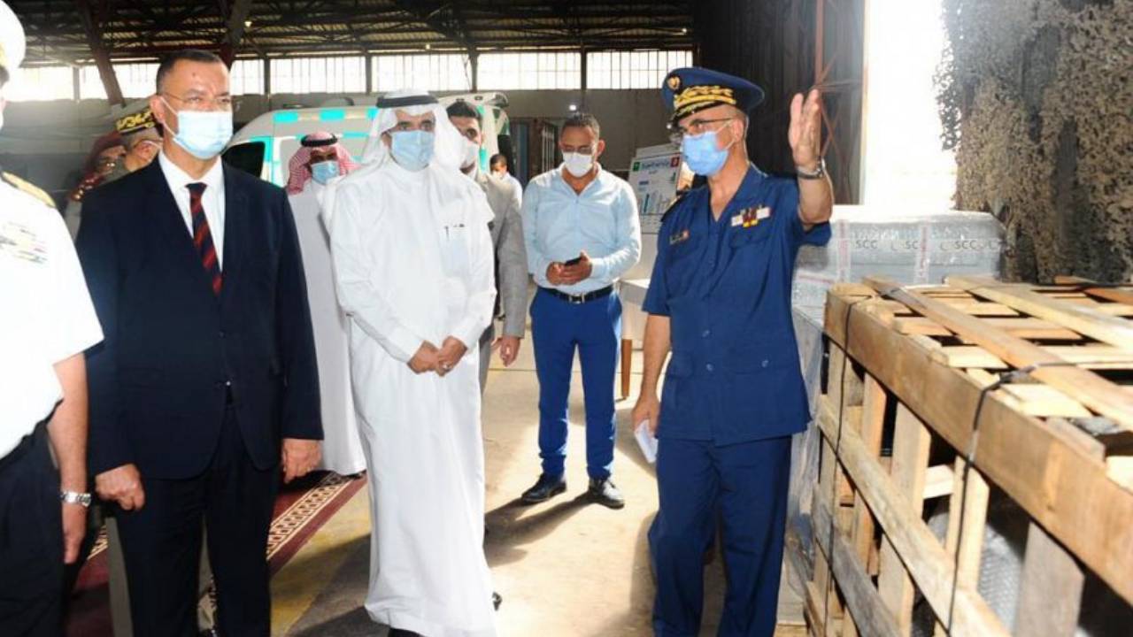 بالصور.. طائرة إغاثية سعودية تصل تونس على متنها 5 مولدات أكسجين