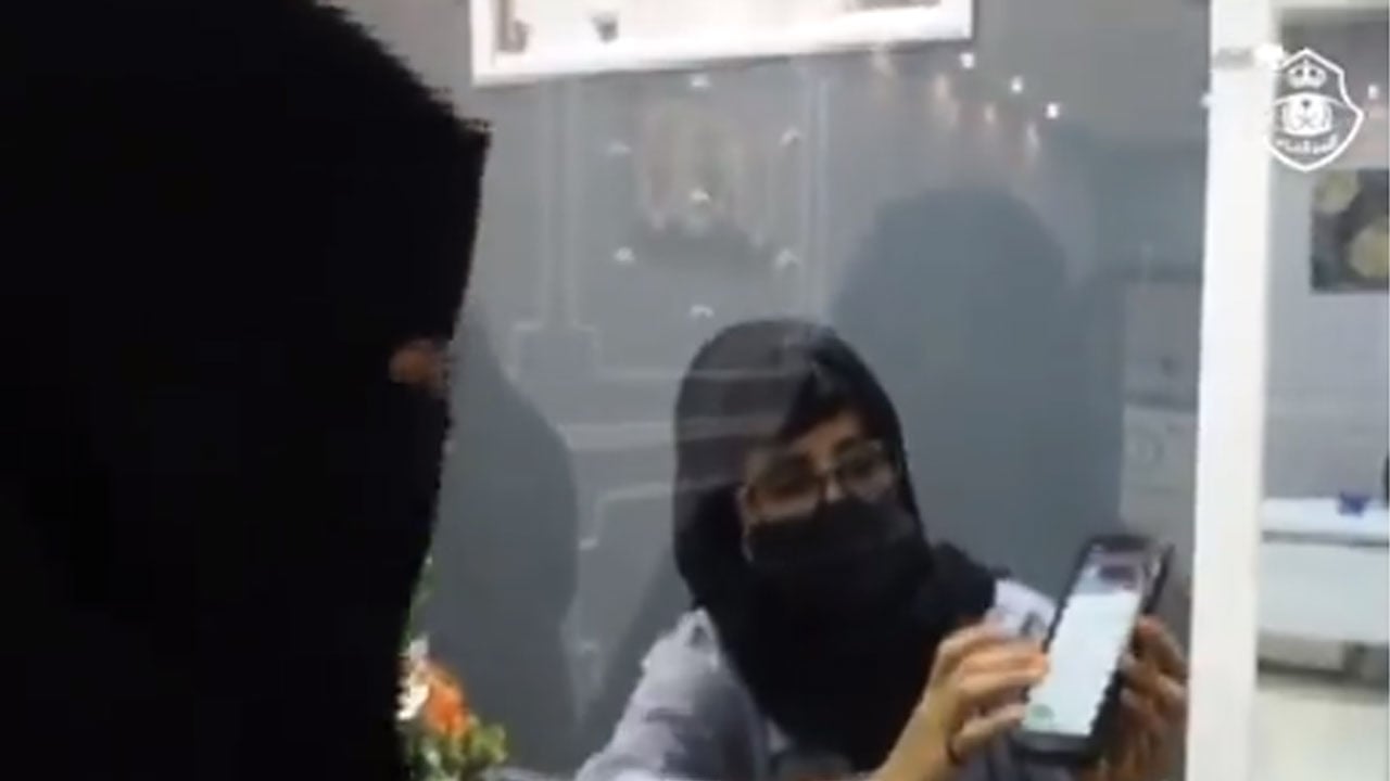 بالفيديو.. تعليم النساء القيادة من داخل إحدى مدارس جنوب حائل
