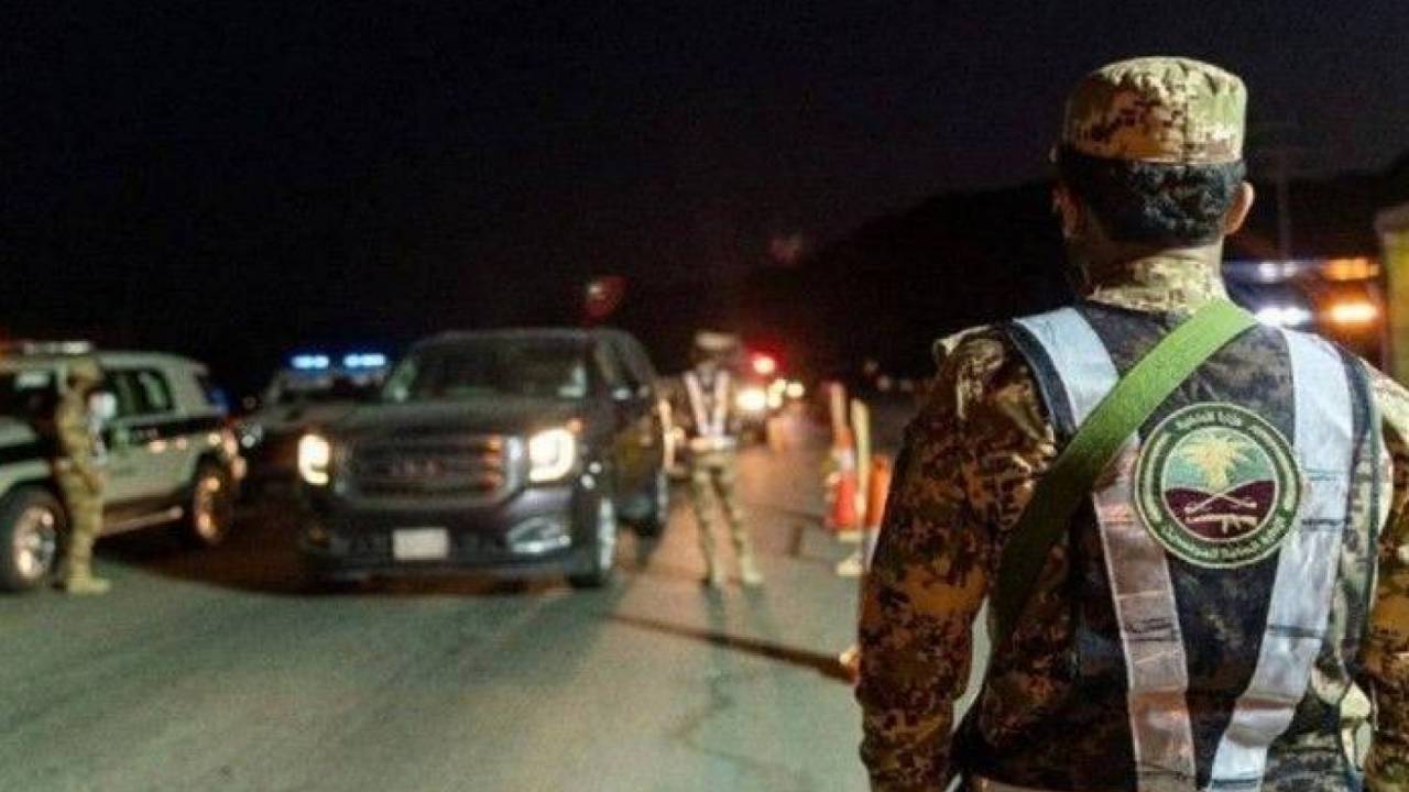 دوريات المجاهدين تحبط 4 محاولات لنقل 31 مخالفًا لنظام أمن الحدود بفيفا