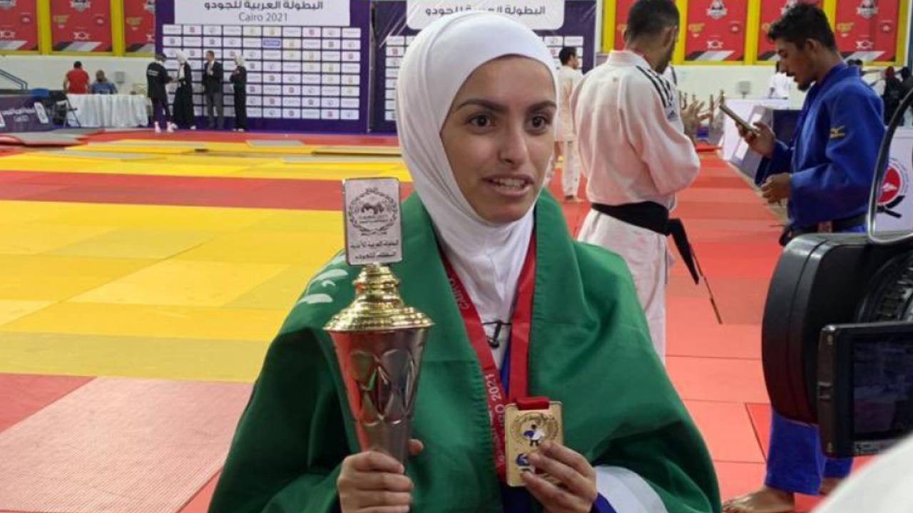 طالبة سعودية كفيفة تحصد ذهبية البطولة العربية للجودو.. ما قصتها؟