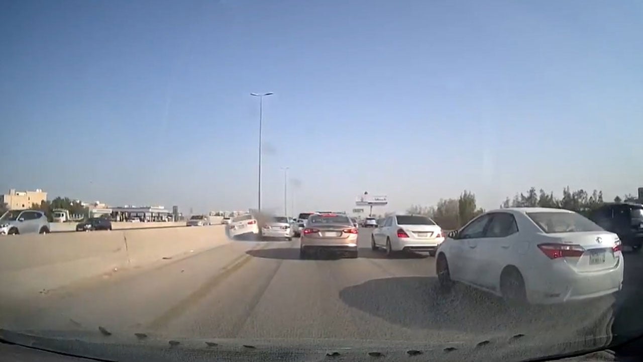 بالفيديو.. خطأ فادح من قائد مركبة يتسبب في تصادم على أحد طرق المملكة