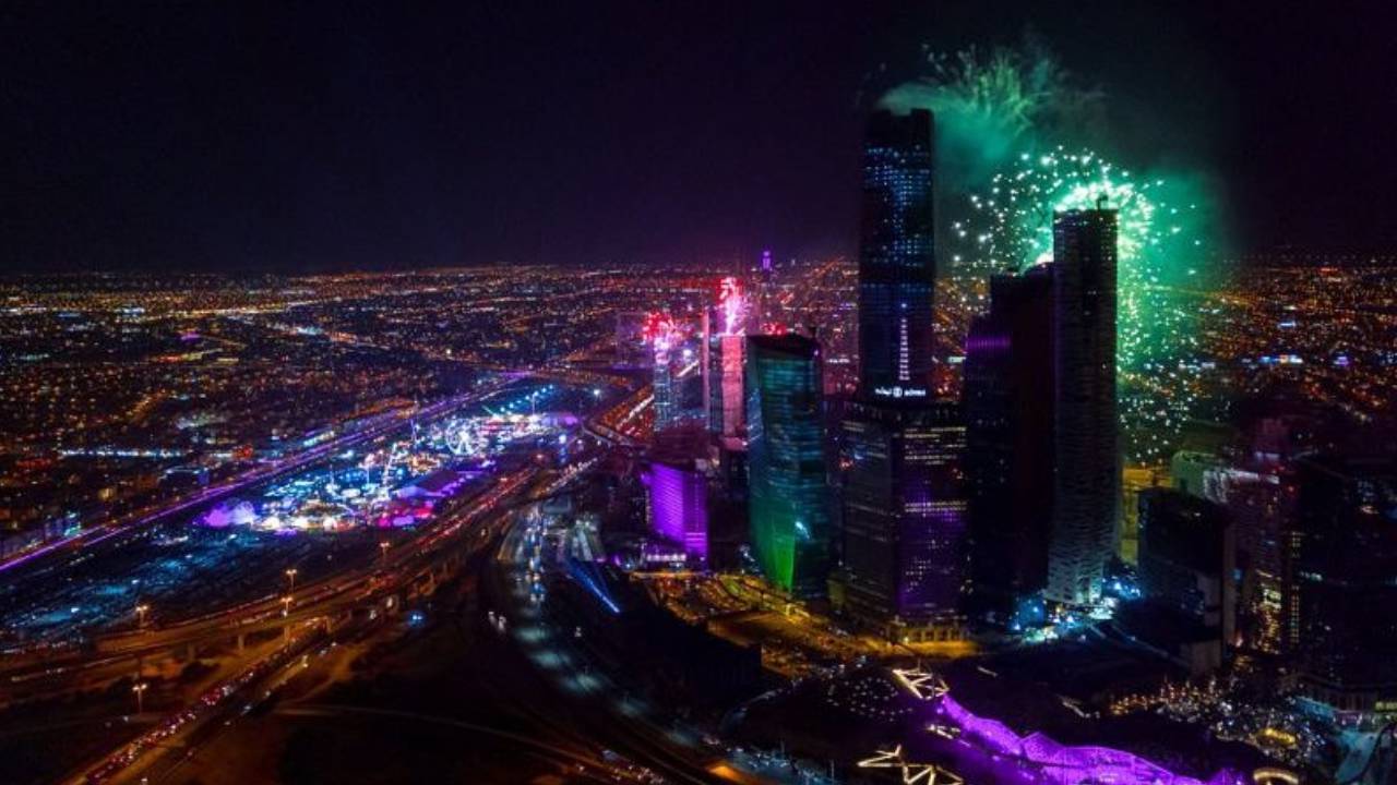 بالفيديو.. الألعاب النارية تضيء سماء المملكة ابتهاجًا باليوم الوطني