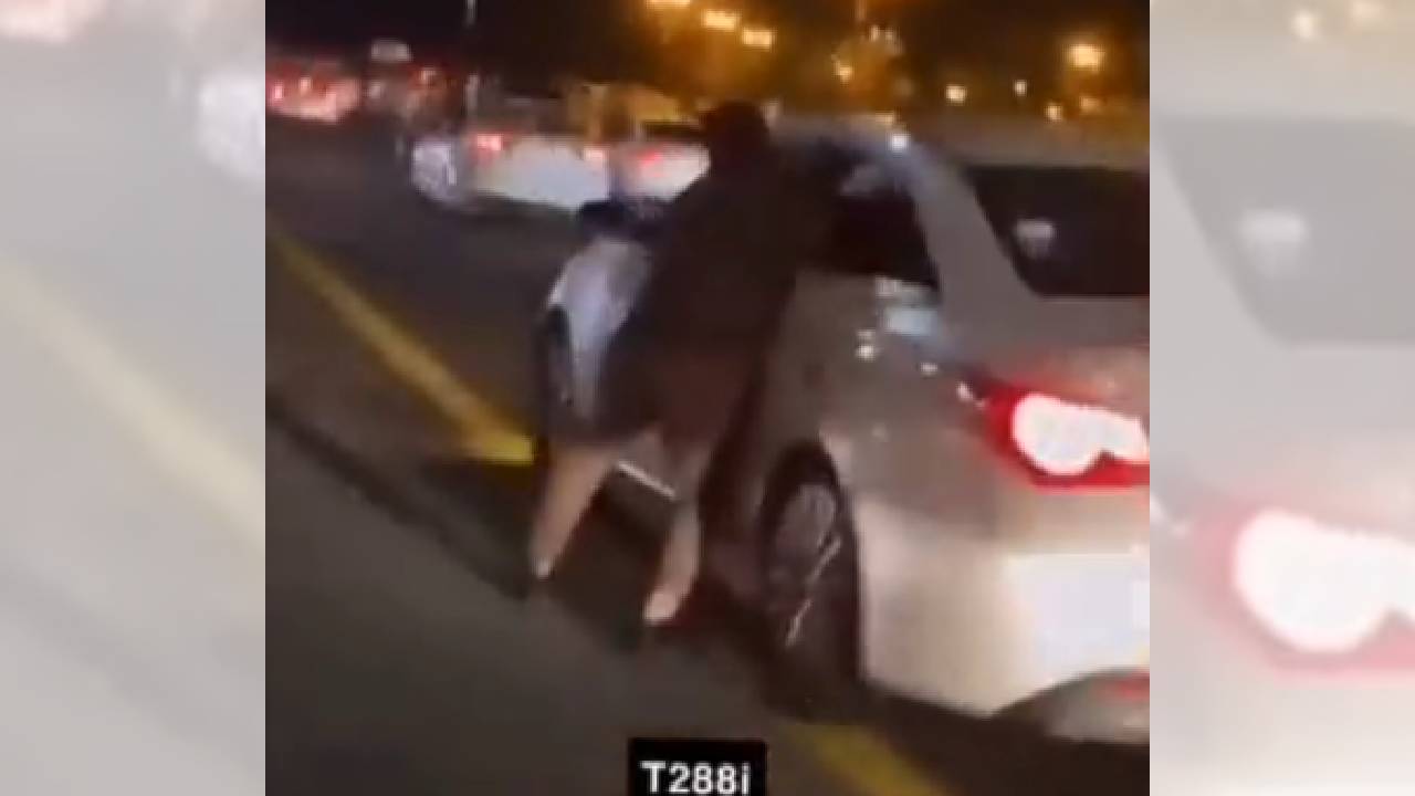 بالفيديو.. رجل أمن يخاطر بحياته لإيقاف مركبة يقودها متهور