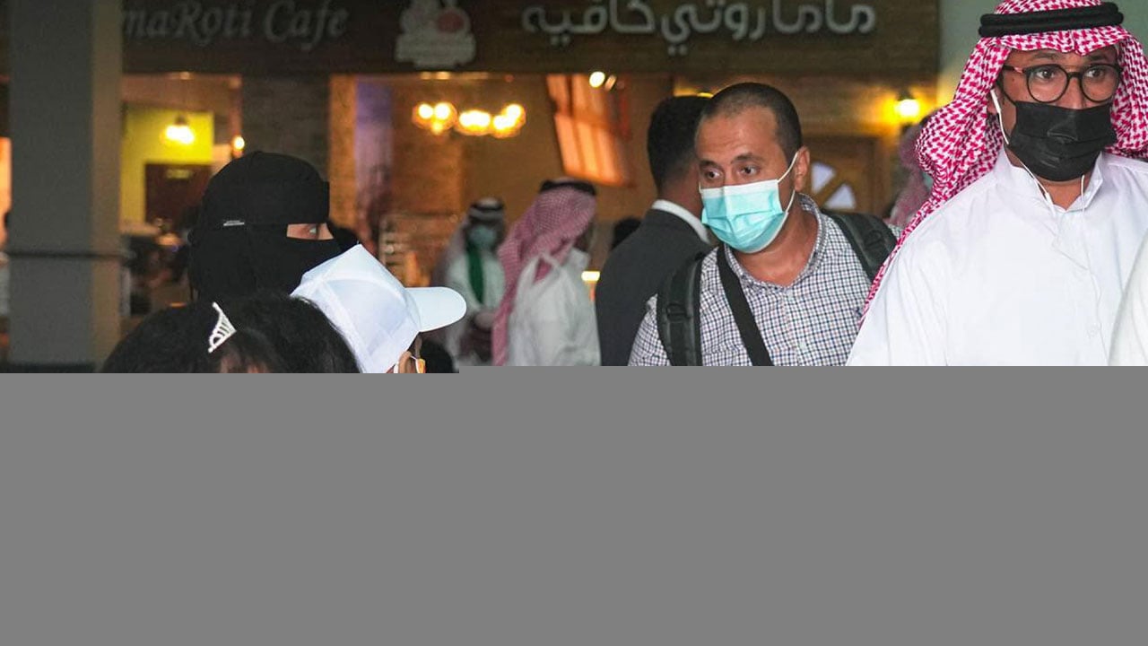بالصور.. طلبة جازان يشاركون المسافرين فرحة اليوم الوطني بمطار الملك عبدالله بن عبدالعزيز