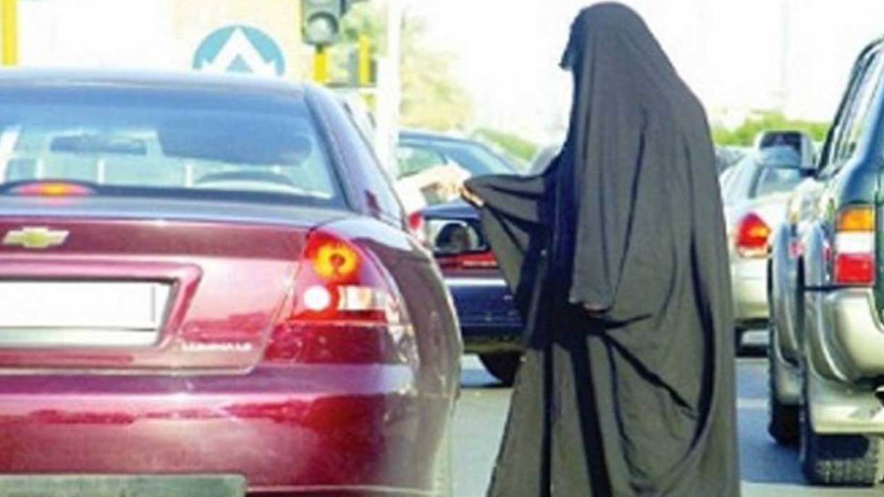 السجن 6 أشهر والغرامة 50 ألف ريال.. «أم القرى» تنشر مواد نظام مكافحة التسول