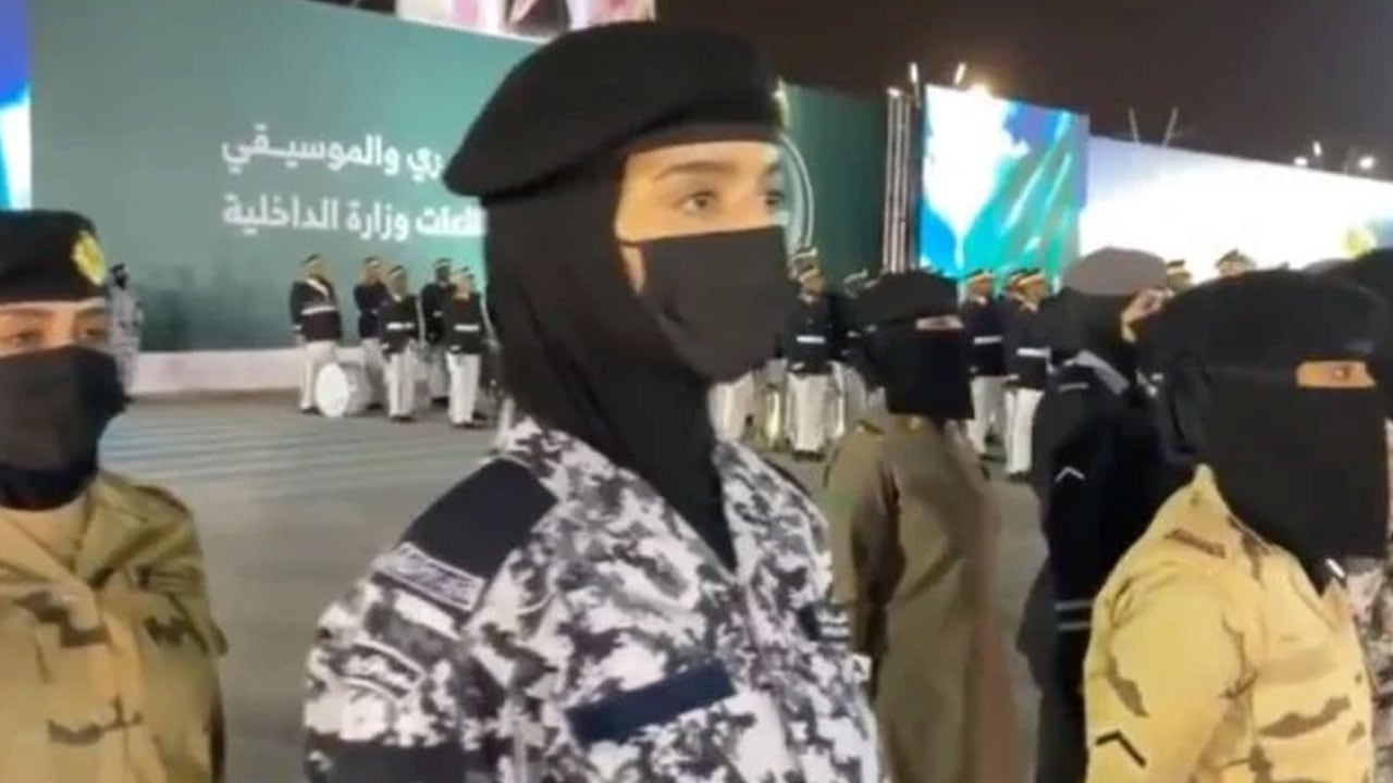 بالفيديو.. مجندات سعوديات يشاركن في عرض عسكري بمناسبة اليوم الوطني