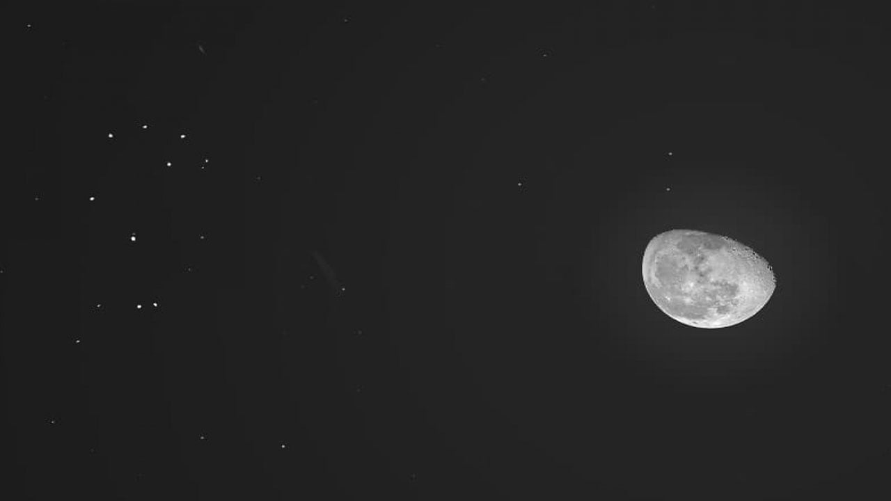 رصد تربع القمر المتناقص في سماء عرعر