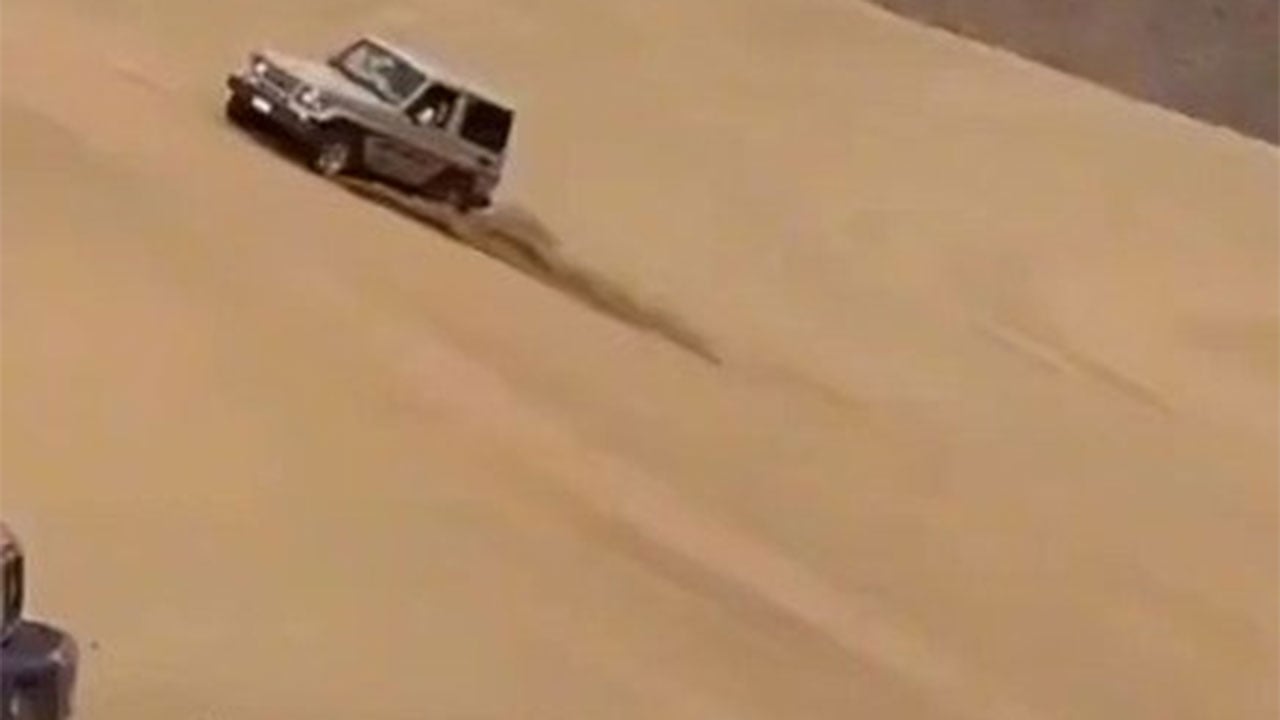فيديو يرصد لحظات مروّعة لانقلاب مركبة من مرتفع رملي أثناء «التطعيس»
