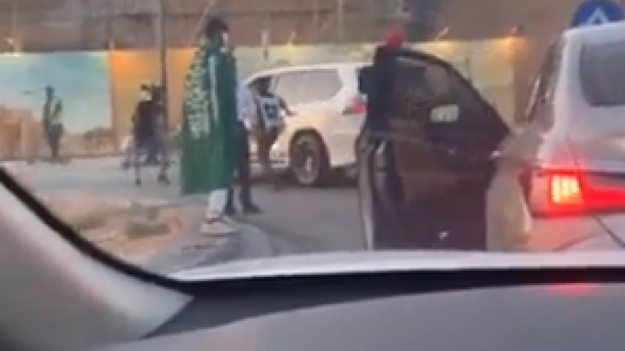 ضبط قائد مركبة كاد يصدم رجل مرور