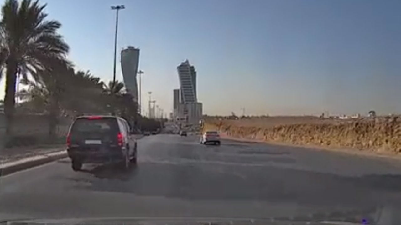 بالفيديو.. تفحيط وسرعة جنونية على أحد الطرق بالمملكة