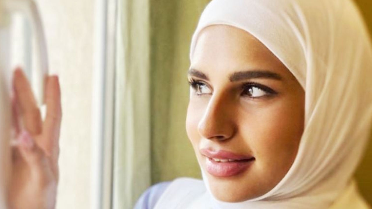 سعاد سليمان تتصدر منصات التواصل الاجتماعي بعد إعلان اعتزالها الفن