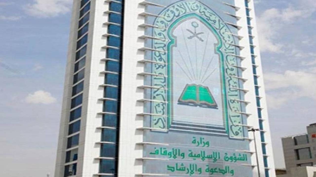 «الشؤون الإسلامية» تعيد فتح مسجد بعد تعقيمه في الجوف