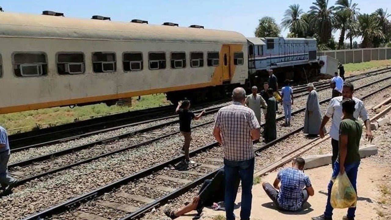 مصر.. «هواء القطار» يقذف شابًا ويتسبب في إصابته بكسور ونزيف بالمخ