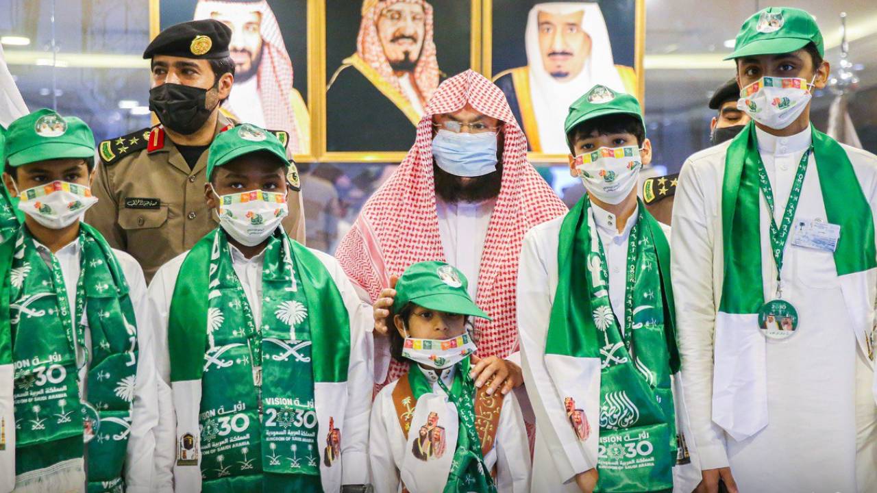 بالصور.. السديس يحتفي بعدد من أبناء شهداء الواجب  ضمن مبادرة «بآبائكم نفخر»