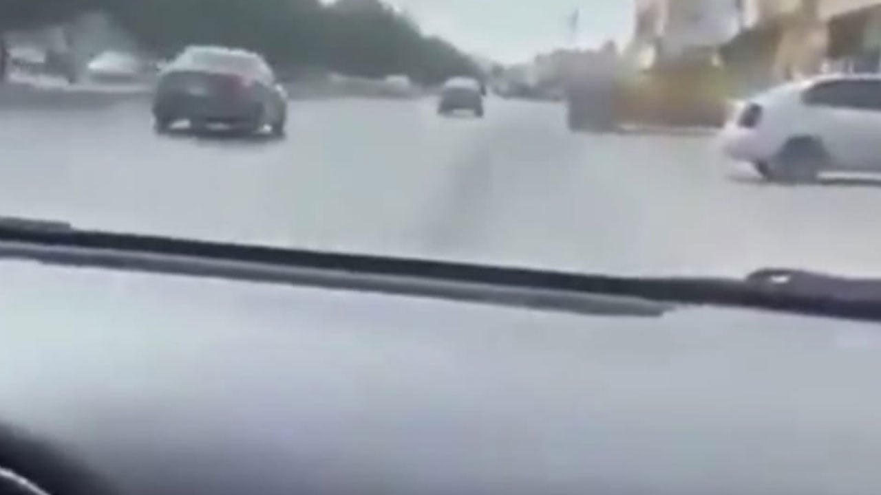 بالفيديو.. مواطنة تتسبب في حادث أثناء تعلمها القيادة