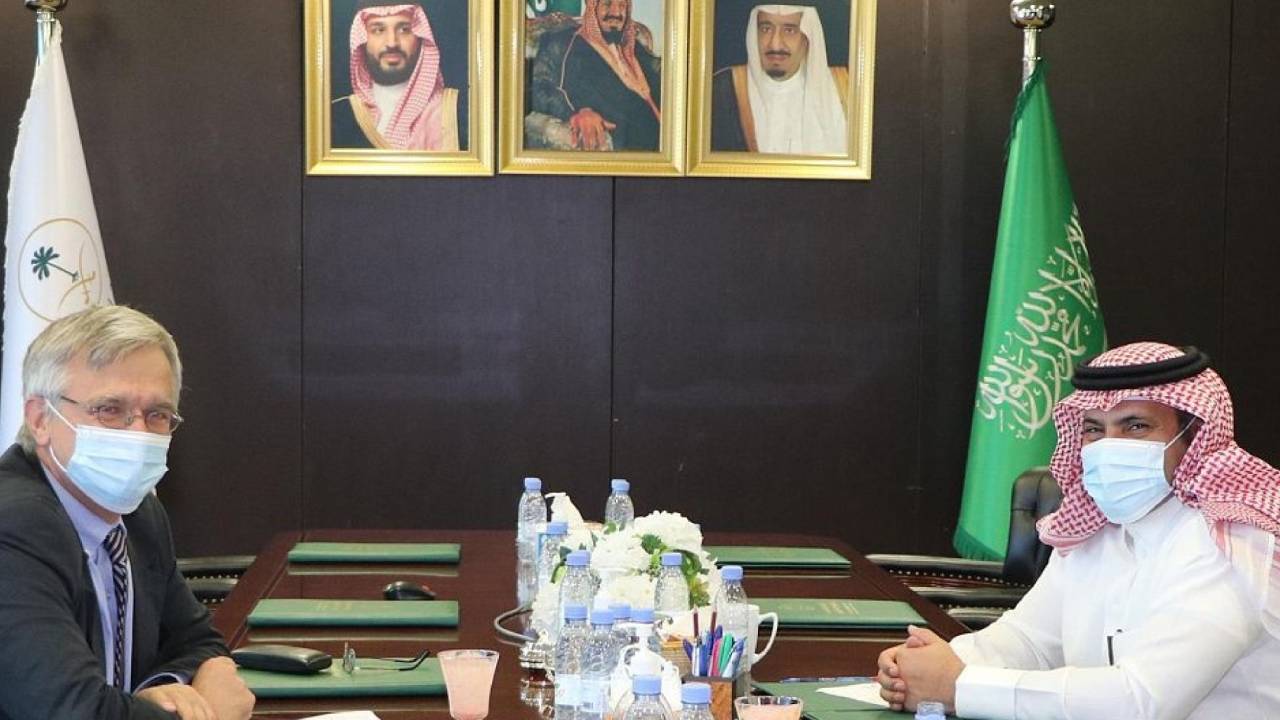 السفير آل جابر يلتقي مبعوث مملكة السويد إلى اليمن