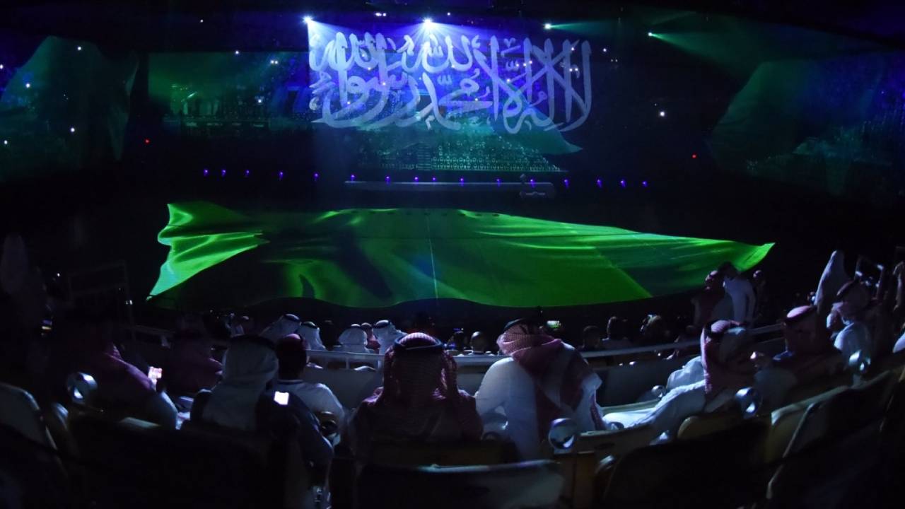صور.. وزير الرياضة يعلق على حفل افتتاح «سوبر جلوب السعودية»