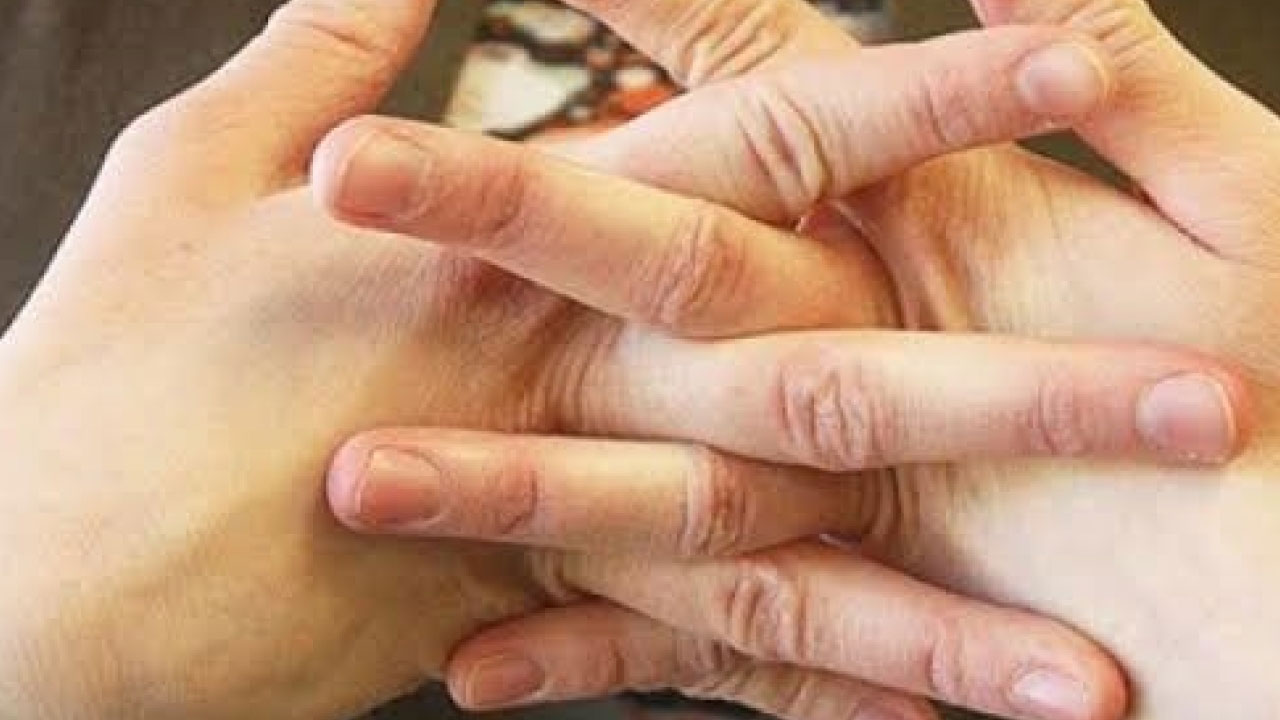احذر طرقعة الأصابع.. تصيب اليدين بالرعشة وتلحق الضرر بهما