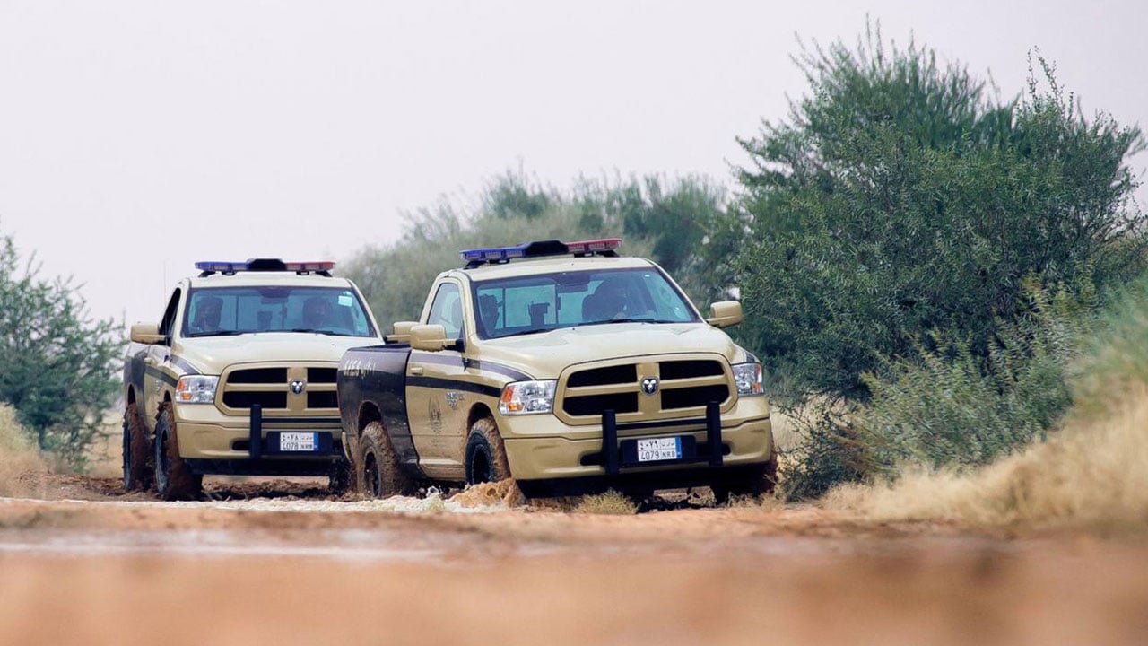 ضبط مخالفَين لنظام البيئة يقومان بنقل الرمال وتجريف التربة