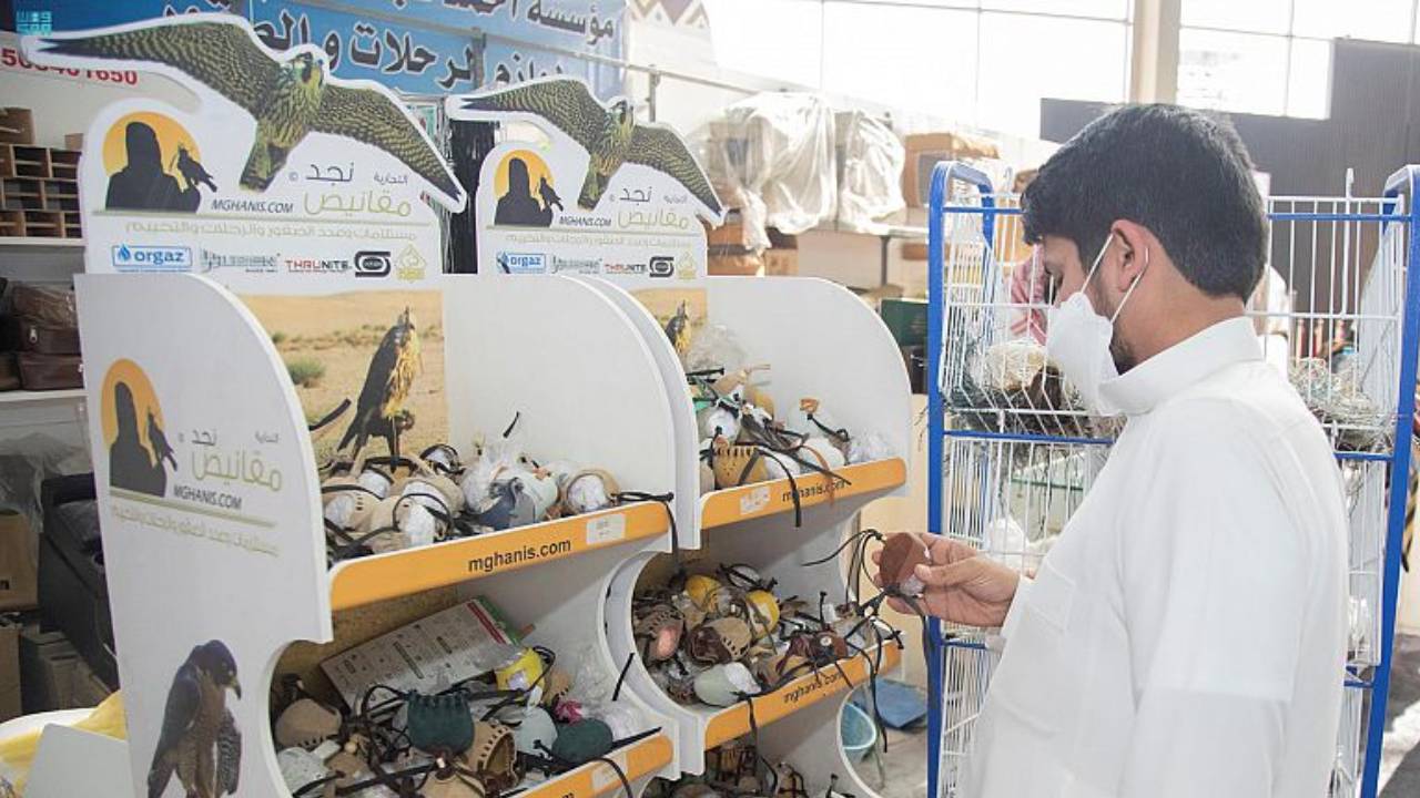 تعرف على قصة صناعة البرقع في معرض الصقور والصيد السعودي