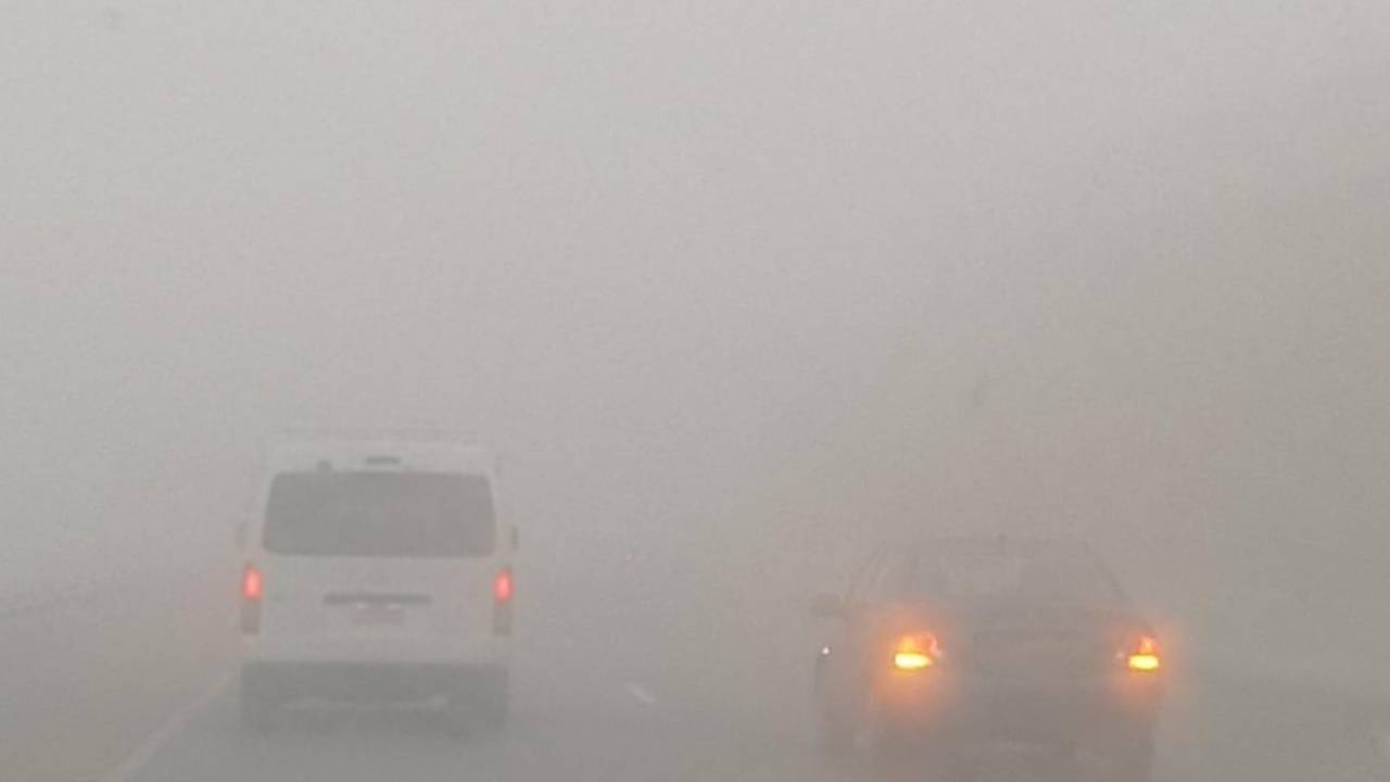 أمن الطرق ينبه قائدي المركبات بالجوف والشرقية.. ضباب وأتربة مثارة