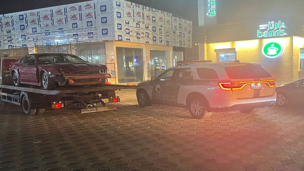 «المرور» يطيح بقائد سيارة سار عكس الاتجاه واصطدم بعدة مركبات