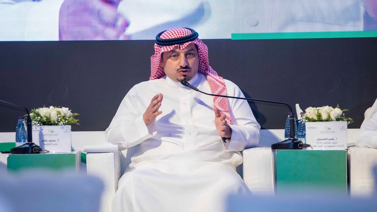 المسحل يطمئن على صحة العويس هاتفيًّا بعد تأكد إصابته