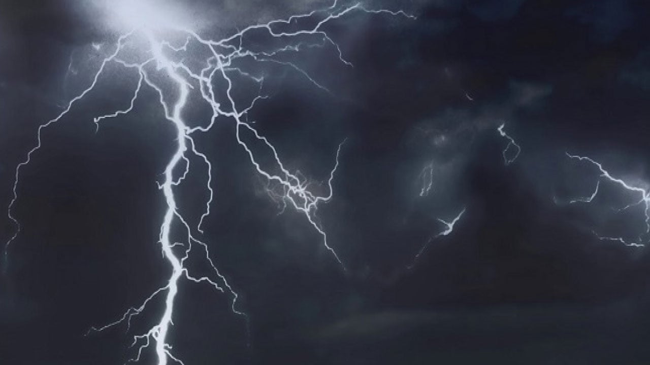 نصائح مهمة عند حدوث البرق.. احذر الاقتراب من هذه الأشياء
