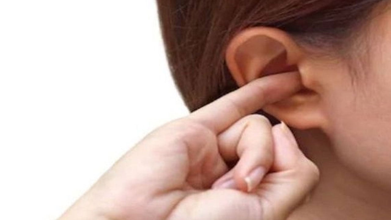 5 أسباب وراء الإصابة بحكة الأذن.. بعضها خطير