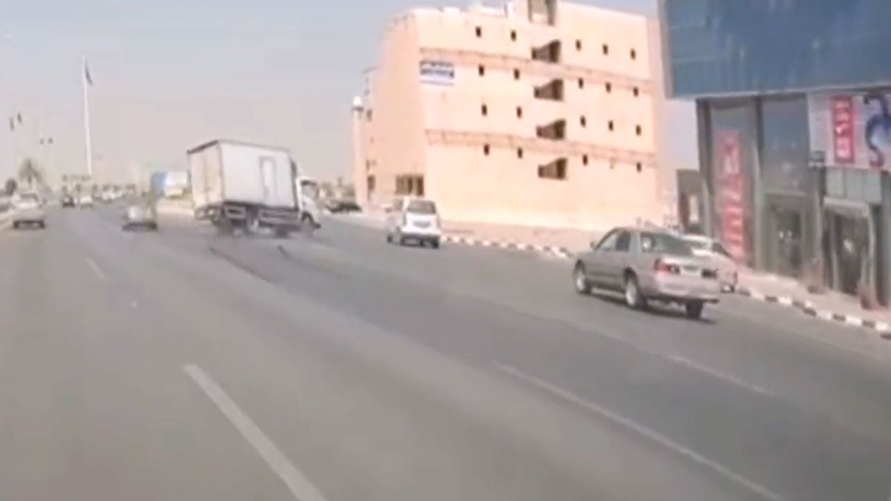 بالفيديو.. تصرف خاطئ من قائد سيارة كاد يتسبب في كارثة على أحد الطرق العامة