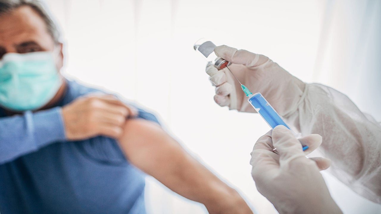 الدنمارك تعتزم منح جرعة معززة من لقاح كورونا لجميع المقيمين في البلاد