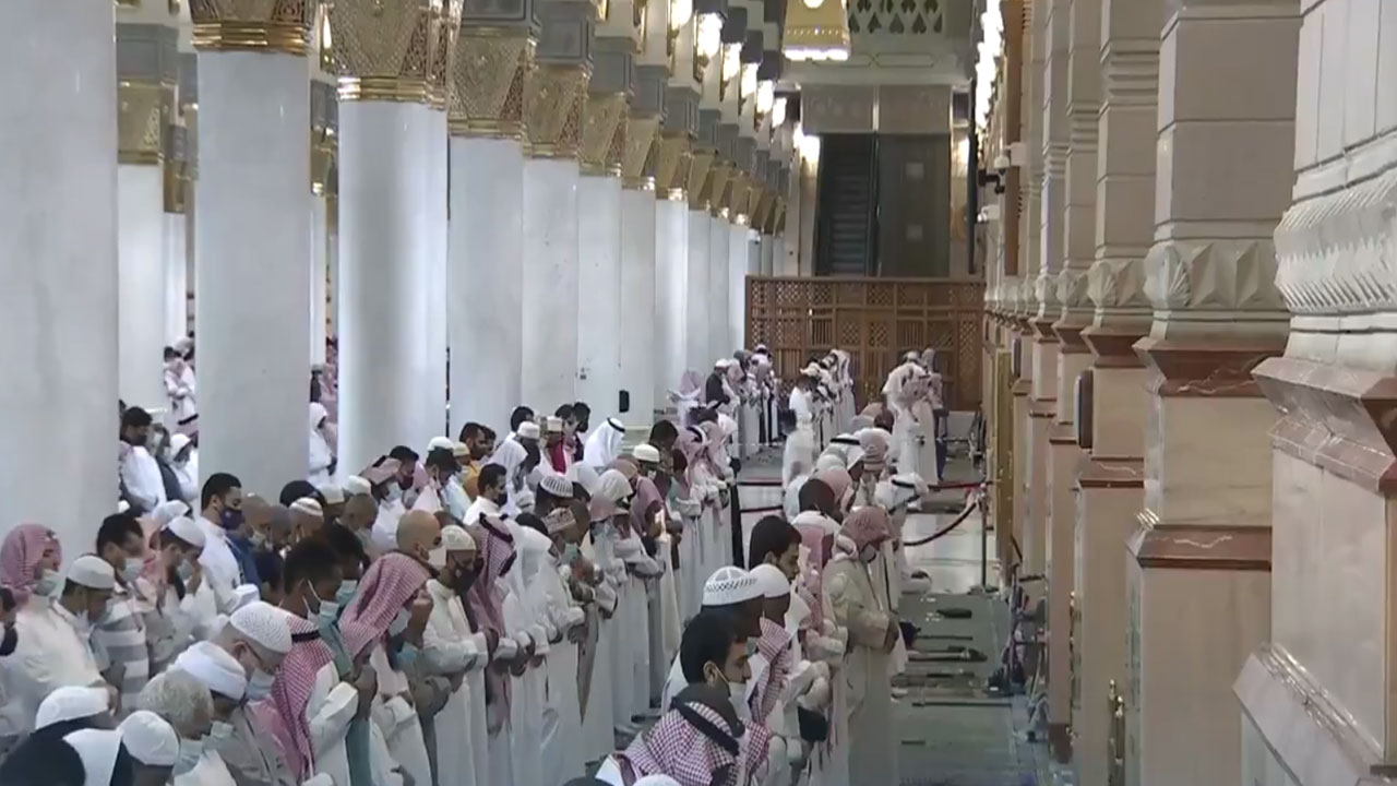 بالفيديو.. إقامة أول صلاة في المسجد النبوي بلا تباعد منذ بداية جائحة كورونا