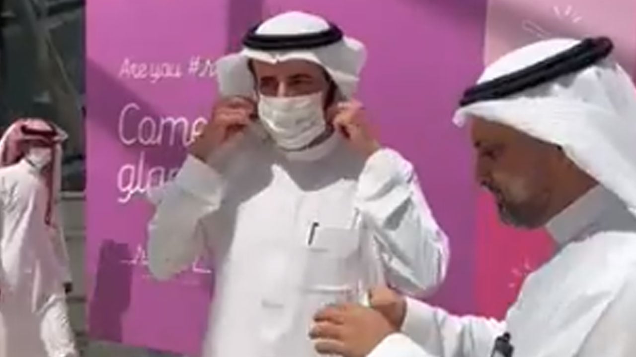 لحظة خلع وزيري الصحة والحج لـ«الكمامة» تزامناً مع تخفيف الاحترازات