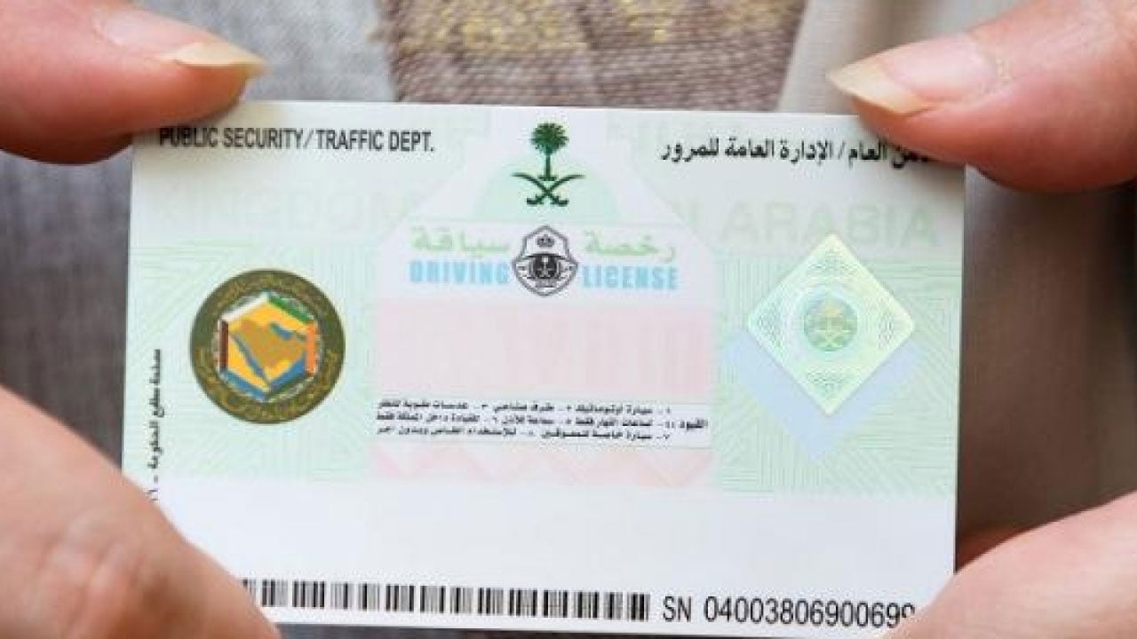 بشأن تجديد رخصة القيادة وجواز السفر..  «أبشر» ترد على أبرز 5 استفسارات