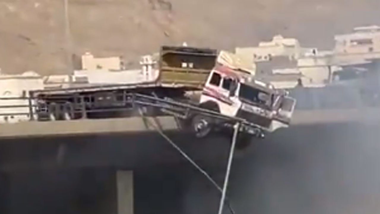 بالفيديو.. شاحنة تحطم السياج الحديدي وتتدلى من جسر بحرة بمكة