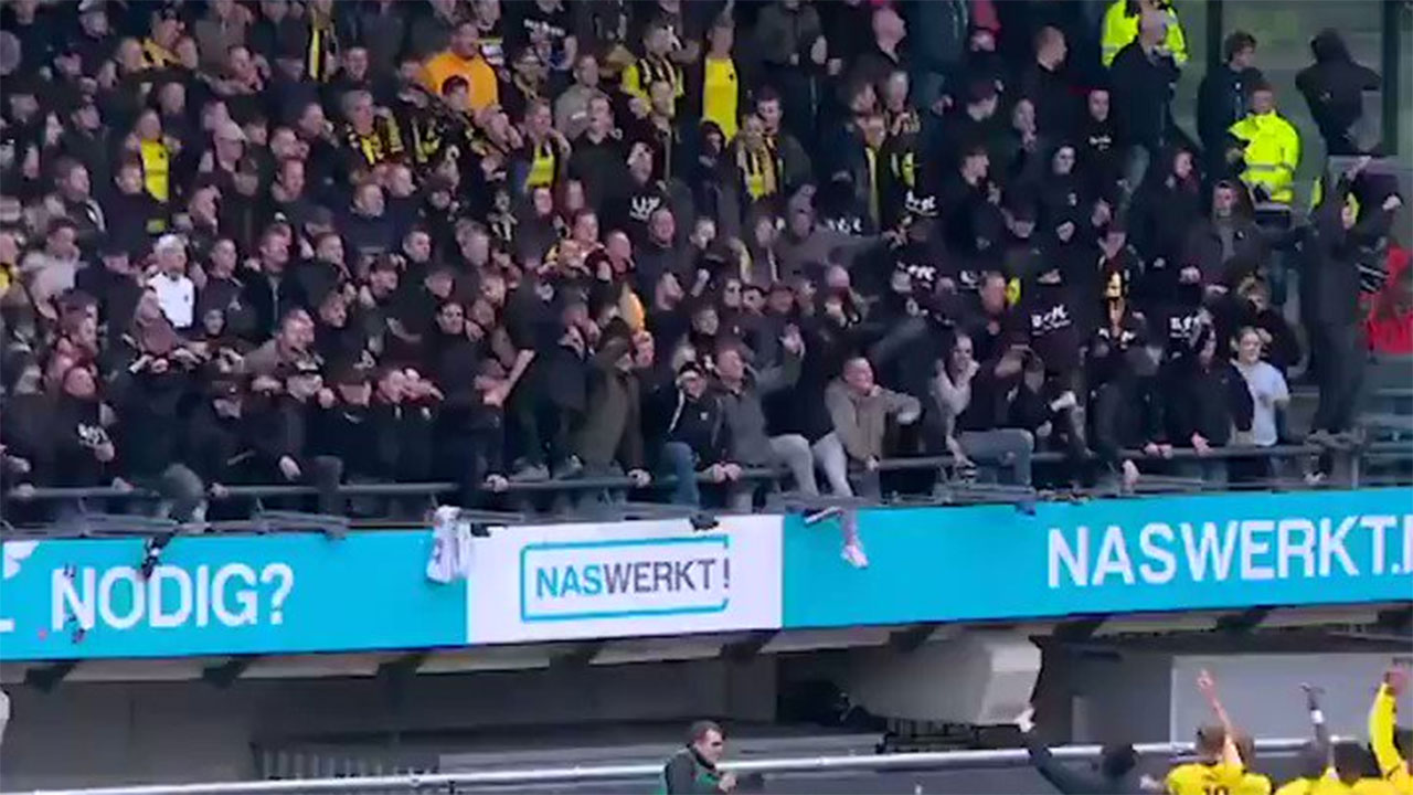 بالفيديو.. انهيار مدرج مكتظ بالجماهير خلال احتفالهم في الدوري الهولندي