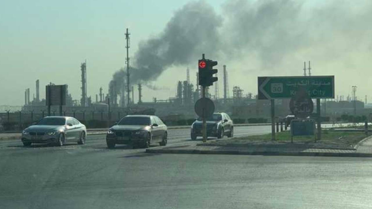 حريق في مصفاة بترول بميناء الأحمدي بالكويت.. والشركة الوطنية توضح التفاصيل